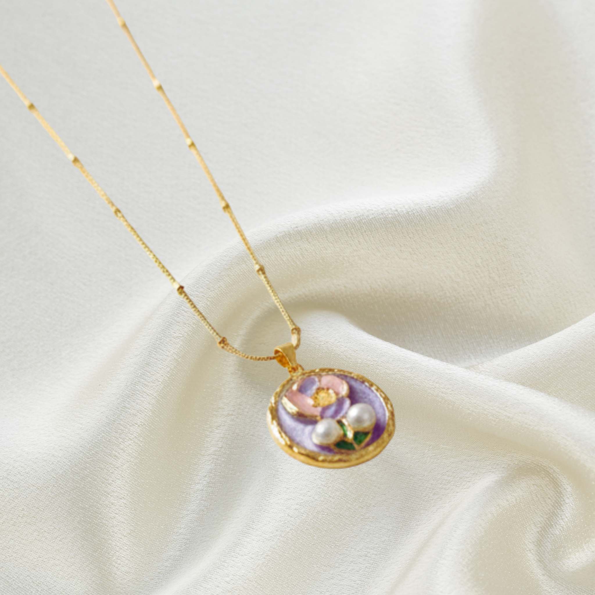 Floral motif gold-toned pendant with chain