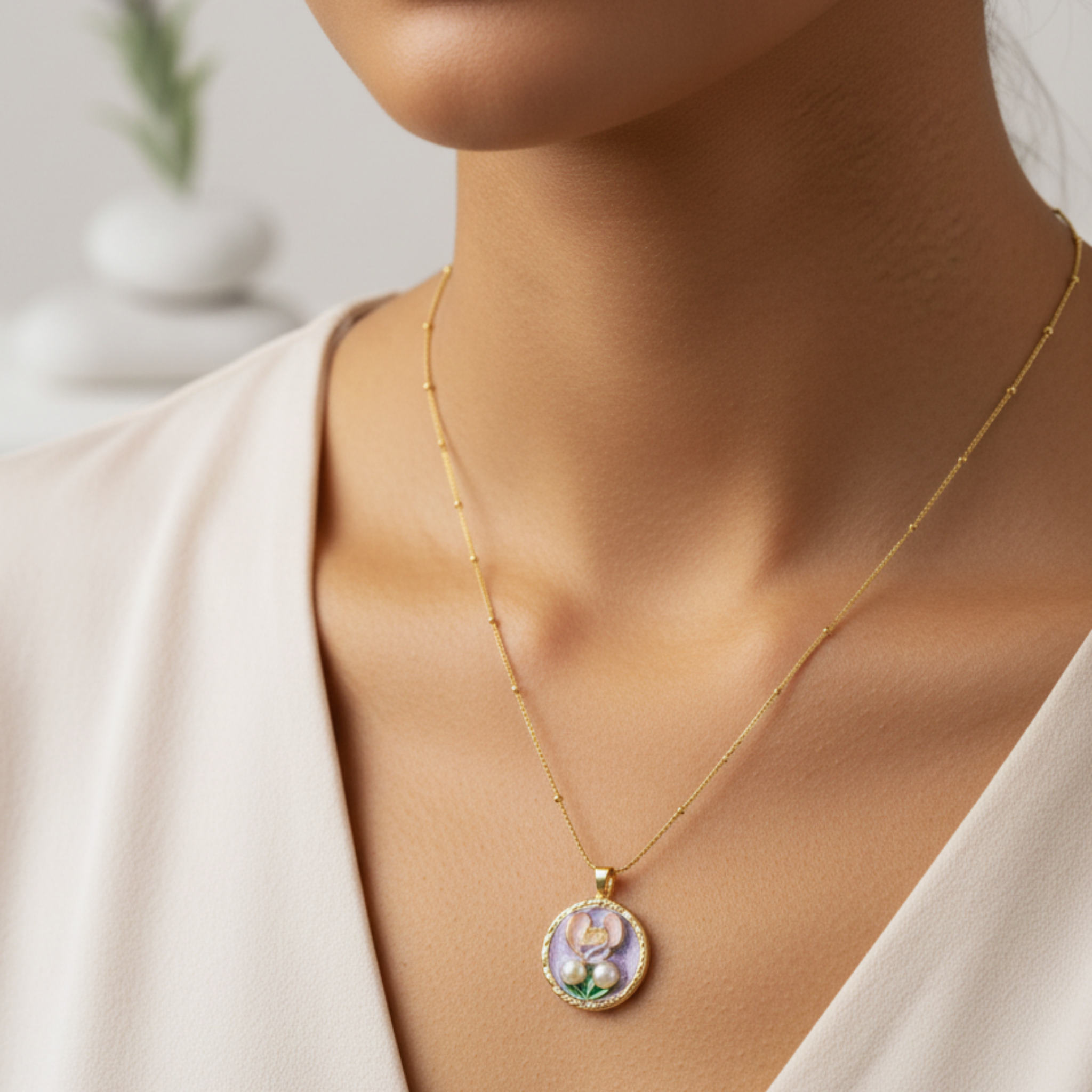 Floral motif gold-toned pendant with chain